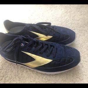 Brooks sneakers size 8.5 navy and gold